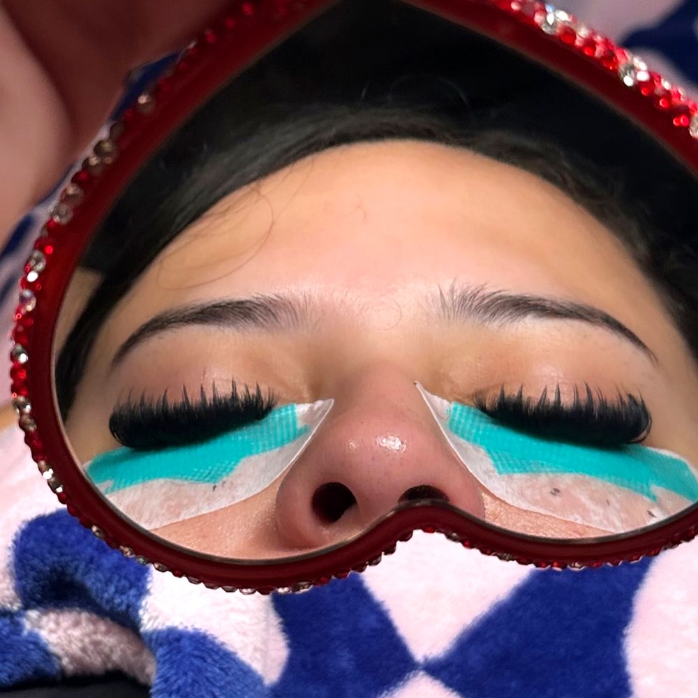 Spiky wispy set in the heart mirror, teal under-eye pads